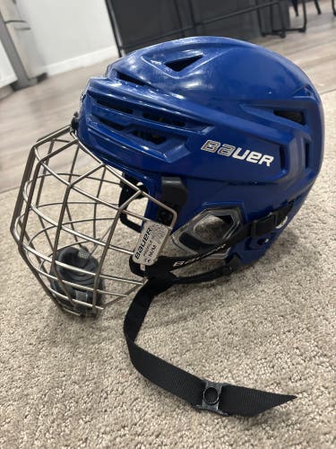 Medium Bauer Re-Akt 150 W/Cage  (Used)