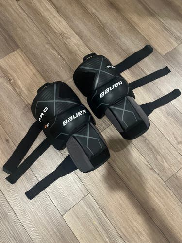 BAUER PRO KNEE GUARD SENIOR - LIKE NEW