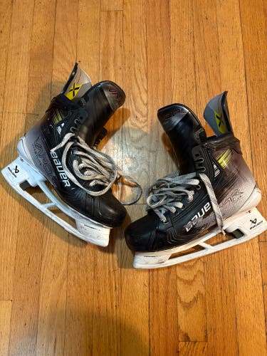 Bauer Vapor Hyperlite 2 Hockey Skates Regular Width 7.5 (Used)