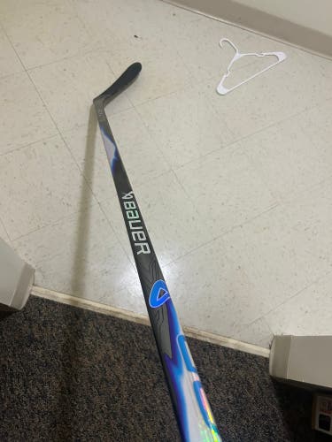 Intermediate Bauer Vapor FlyLite Right Handed Hockey Stick P28 (Used)