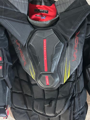 Medium Bauer Vapor Hyperlite 2 Goalie Chest Protector (Used)