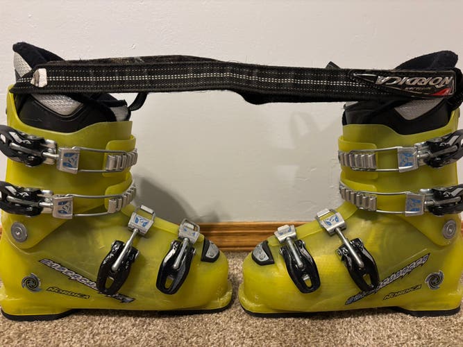 Unisex Rossignol Comp J3 Ski Boots (Used) and Unisex Nordica Supercharger Ski Boots