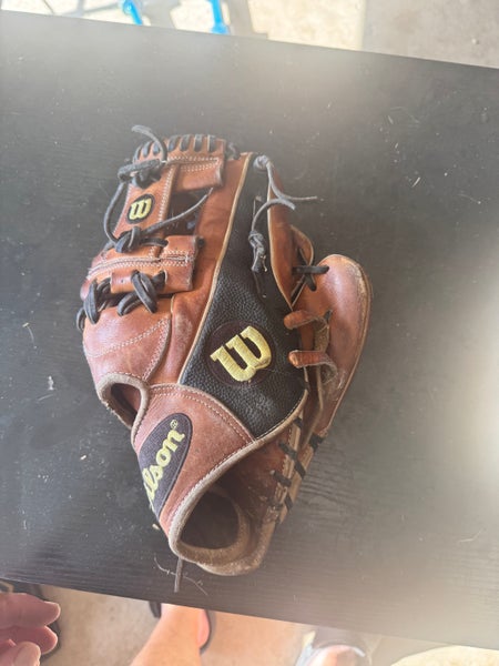 Wilson RH Infield A2000 Baseball Glove 11.75" (Used)