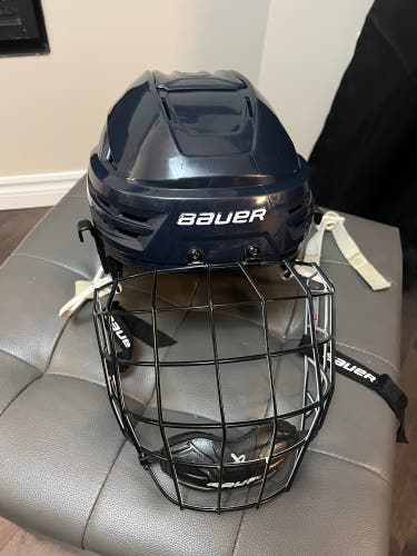 Medium Bauer Re-Akt 85 Helmet (Used)
