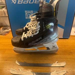 2023 Bauer Vapor Hyperlite Hockey Skates Regular Width 7.5 (Used)