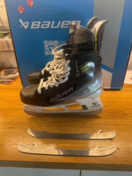 2023 Bauer Vapor Hyperlite Hockey Skates Regular Width 7.5 (Used)