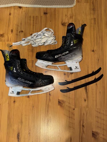 Bauer Vapor Hyperlite 2 Hockey Skates Regular Width Size 5.5 (Used)