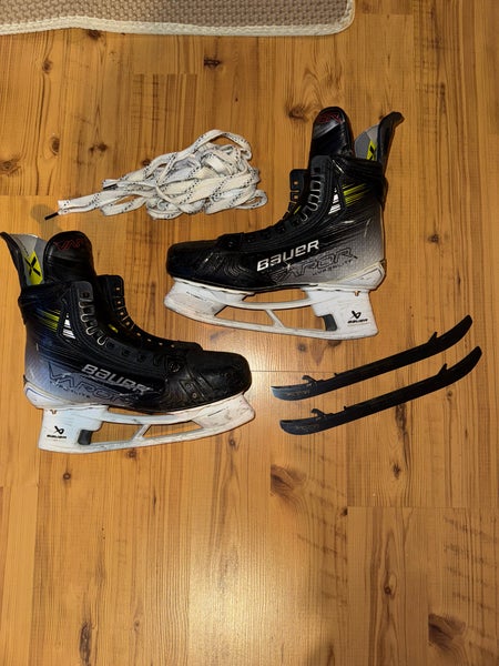 Bauer Vapor Hyperlite 2 Hockey Skates Regular Width Size 5.5 (Used)