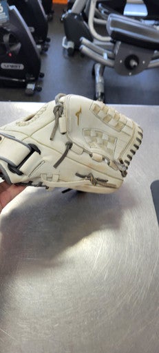 Used Mizuno MVP PRIME BB/SB Glove RH Throw White 12 1/2" 11497-S000152324