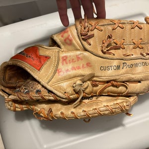 RH Baseball Glove (Used) baseball glove