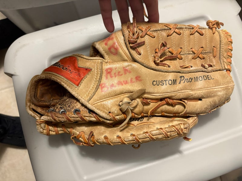 RH Baseball Glove (Used) baseball glove