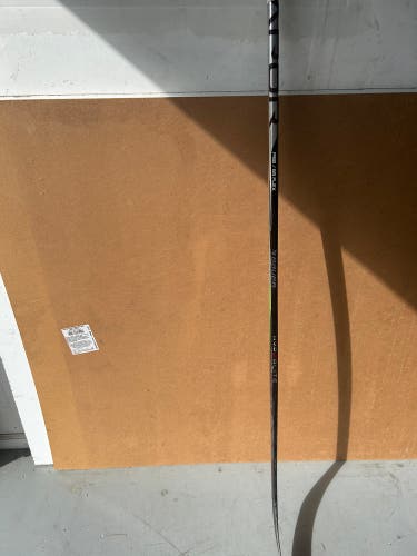 Intermediate Bauer Vapor Hyperlite 2 Right Handed Hockey Stick P92 (Used)