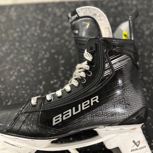 2024 Bauer Vapor Hyperlite 2 Hockey Skates Fit 2, size 8 (Used)