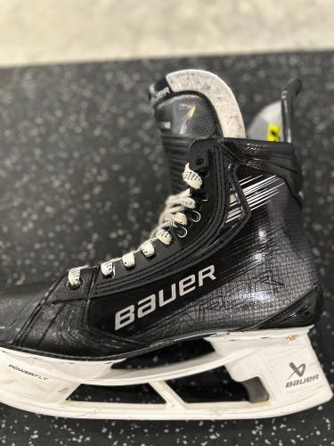 2024 Bauer Vapor Hyperlite 2 Hockey Skates Fit 2, size 8 (Used)