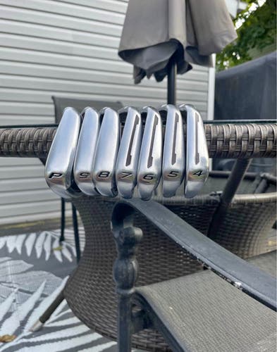 Men's TaylorMade Tour Right Handed Iron Set Regular Flex 7 Pieces (New)