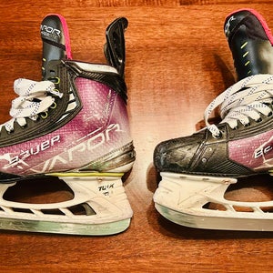 Bauer Vapor Hyperlite Hockey Skates Size 4 (Used)