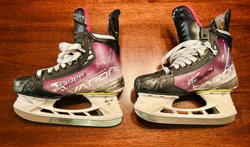 Bauer Vapor Hyperlite Hockey Skates Size 4 (Used)