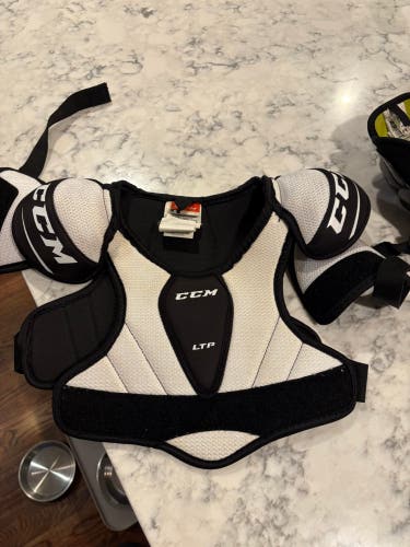 Medium Youth CCM Shoulder Pads (Used)