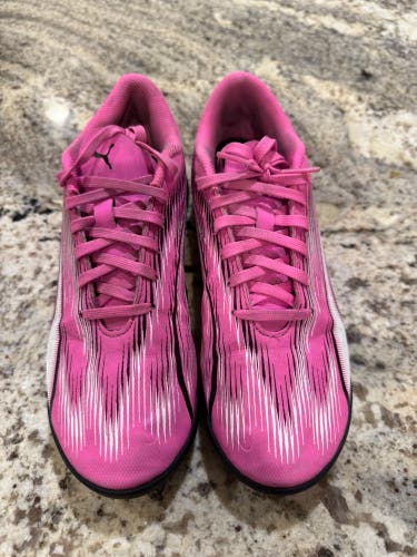 Pink Women's 5.5Y (Big Kids / Youth) Puma Ultra Indoor soccer Shoes (Used)