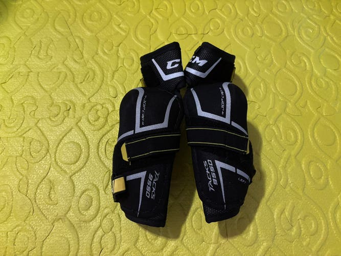 Junior Large CCM Tacks 9550 Elbow Pads (Used)