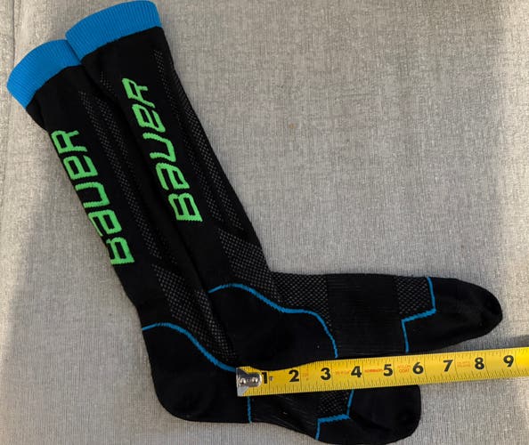 Black Unisex Small / Medium Youth Bauer Skate Socks (Used)