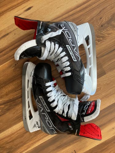 2021 Bauer X3.7 Hockey Skates Regular Width 7.5 (Used)