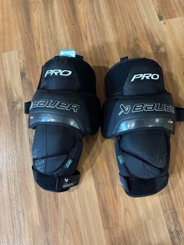 Bauer Pro Senior knee guards (New)