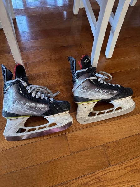 Bauer Vapor Hyperlite Hockey Skates Size 6.5 (Used)