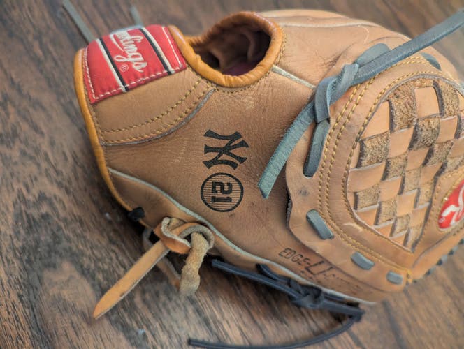 Rawlings RBG67 12.5 - Paul O'neil New York Yankee Signature Series Unique Commemorative Glove