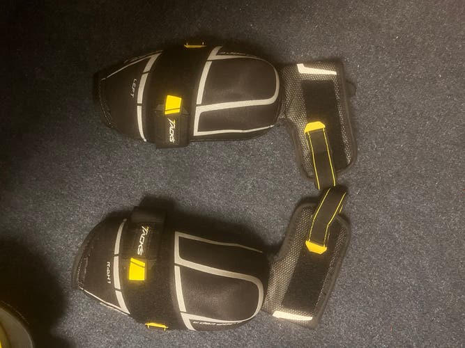 Large Senior CCM Tacks 9550 Elbow Pads (Used)