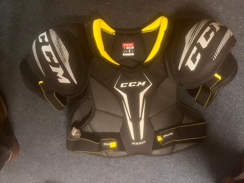 Men's XL Senior CCM Tacks 9550 Shoulder Pads (Used)