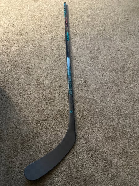 Senior Bauer Twitch Right Handed 70 flex Hockey Stick P92 (New)