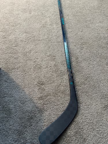 Senior Bauer Twitch Right Handed 70 flex Hockey Stick P88 (New)