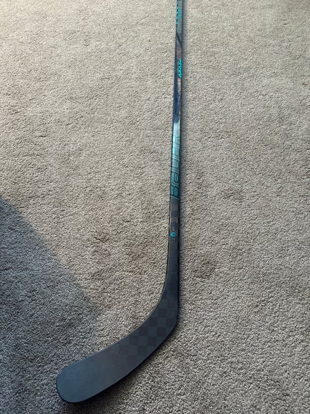 Senior Bauer Twitch Right Handed 87 flex Hockey Stick P88 (New)
