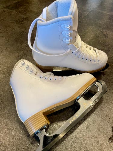 Jackson Ultima Figure Skates B Junior 3 (Used)