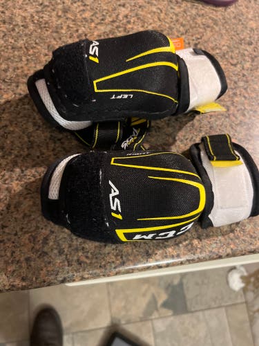 Youth Medium CCM Super Tacks AS1 Elbow Pads (New)