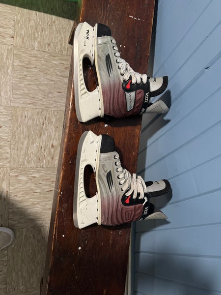 Bauer Vapor 8 Hockey Skates Regular Width 9 (Used)