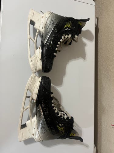 Bauer Vapor Hyperlite 2 Hockey Skates 9 (Used)