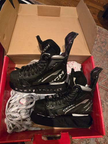 2022 CCM Tacks Vector Plus Hockey Skates Regular Width 7 (Used)