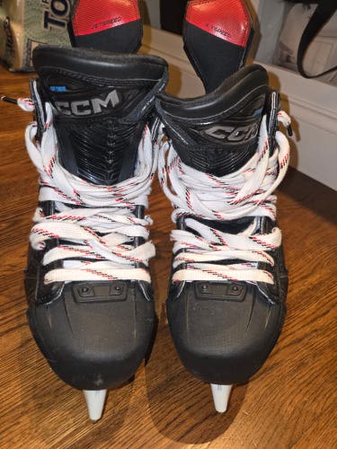 2024 CCM JetSpeed FT690 Hockey Skates Wide Width 9 (Used)