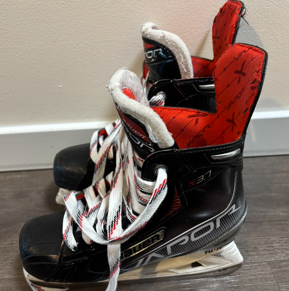 2021 Bauer Vapor X3.7 Hockey Skates Regular Width 5 (Used)