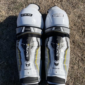 Junior CCM Tacks 4052 Shin Pads 13" (Used)