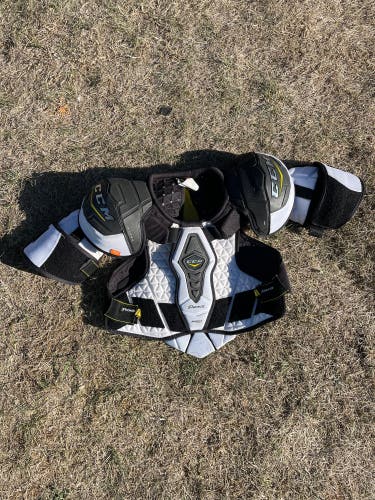 Medium Senior CCM Tacks Pro Shoulder Pads (Used)