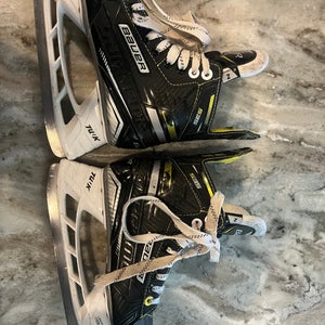 Used Bauer Supreme S35 Hockey Skates Size 2 (Used)