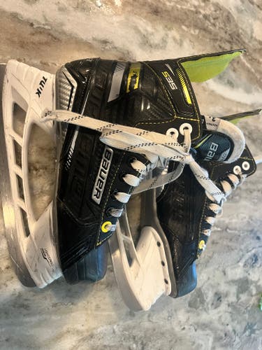 Bauer Supreme S35 Hockey Skates Size 3.5 (Used)