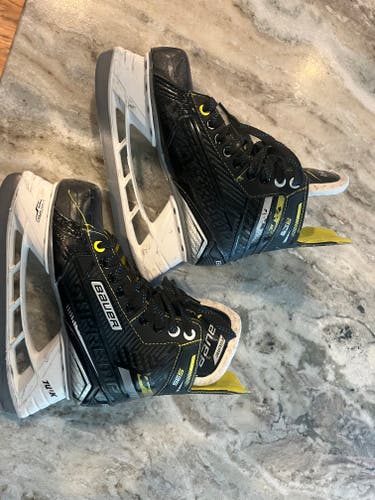 Bauer Supreme S35 Hockey Skates Size 4 (Used)