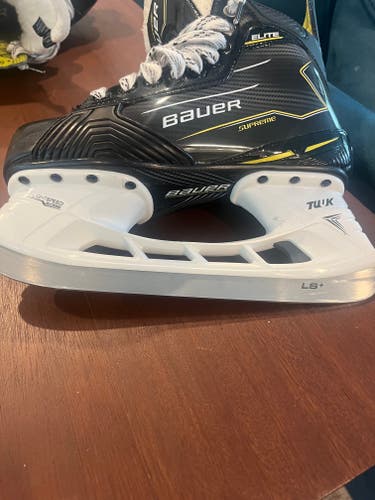 2024 Bauer S22 Supreme Elite (SMU) Hockey Skates Extra Wide Width Size 5.5 (Used)