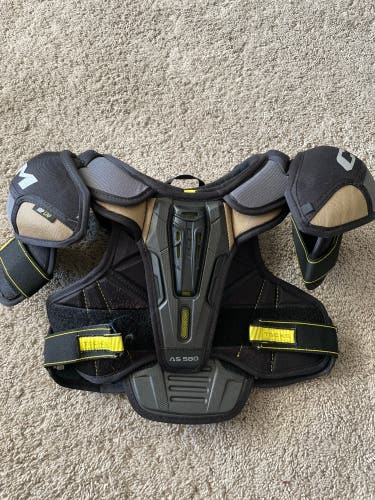 Medium Junior CCM Tacks ASV Shoulder Pads (Used)