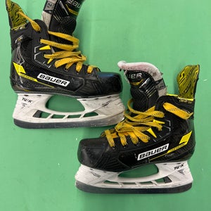 Junior Bauer Supreme M4 Hockey Skates Regular Width Size 2.5 (Used)