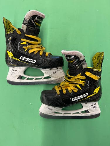 Junior Bauer Supreme M4 Hockey Skates Regular Width Size 2.5 (Used)